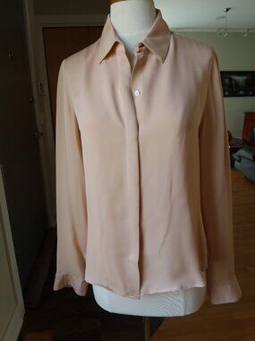 Gorgeous $1000 THE ROW peachy beige 100% silk blouse size 6 women's